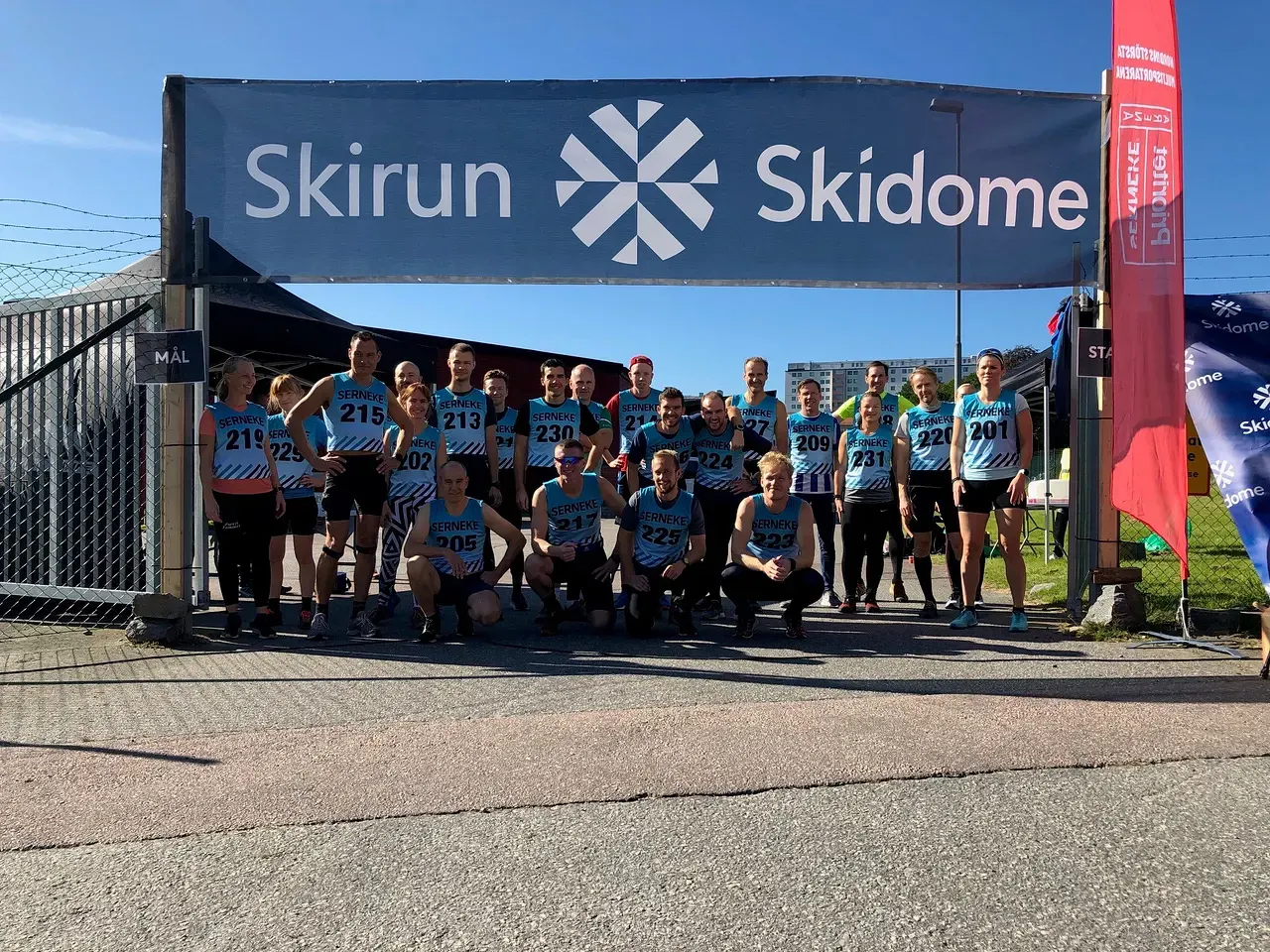 Inomhus skidanläggning med snöspår, skidor och moderna träkonstruktioner.